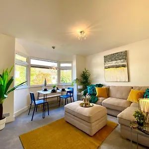 Apartment Seaside Serenity: Stylish 2-bedroom Near Bournemouth's, Bournemouth