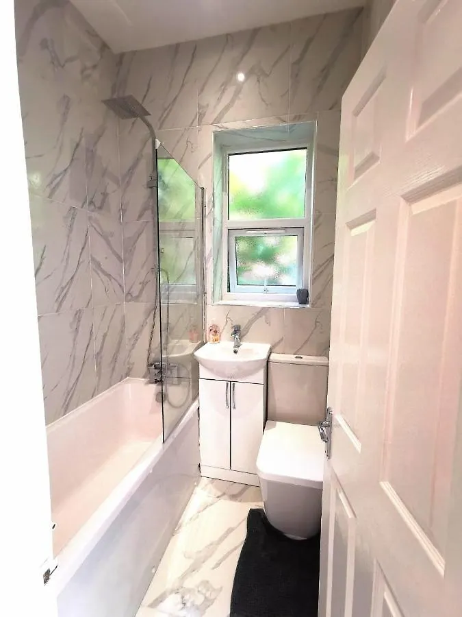 Flat-B, 4 Adults, 20 Mins To Beach, Netflix, Wifi, Sleeps 4 Adults Bournemouth 0*,  United Kingdom
