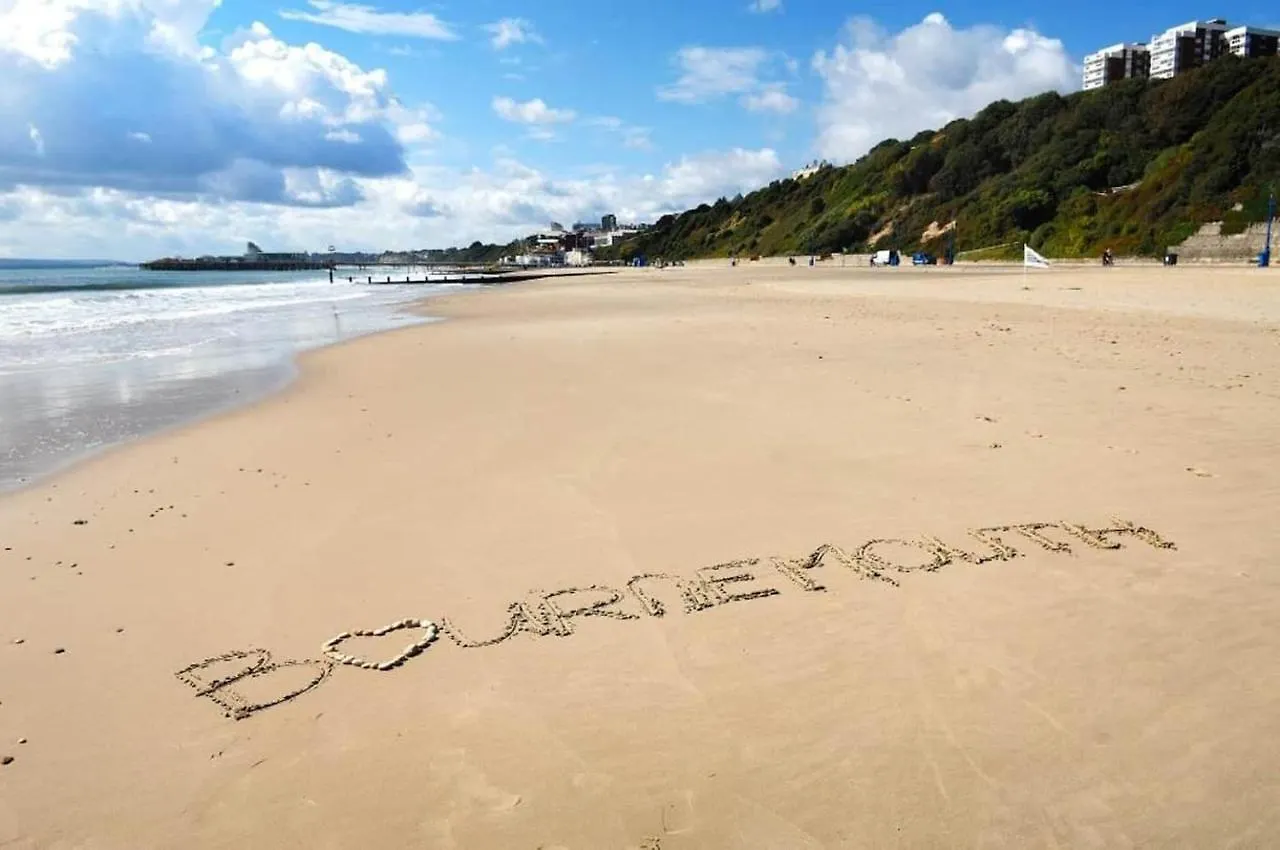 Flat-B, 4 Adults, 20 Mins To Beach, Netflix, Wifi, Sleeps 4 Adults Bournemouth 0*,