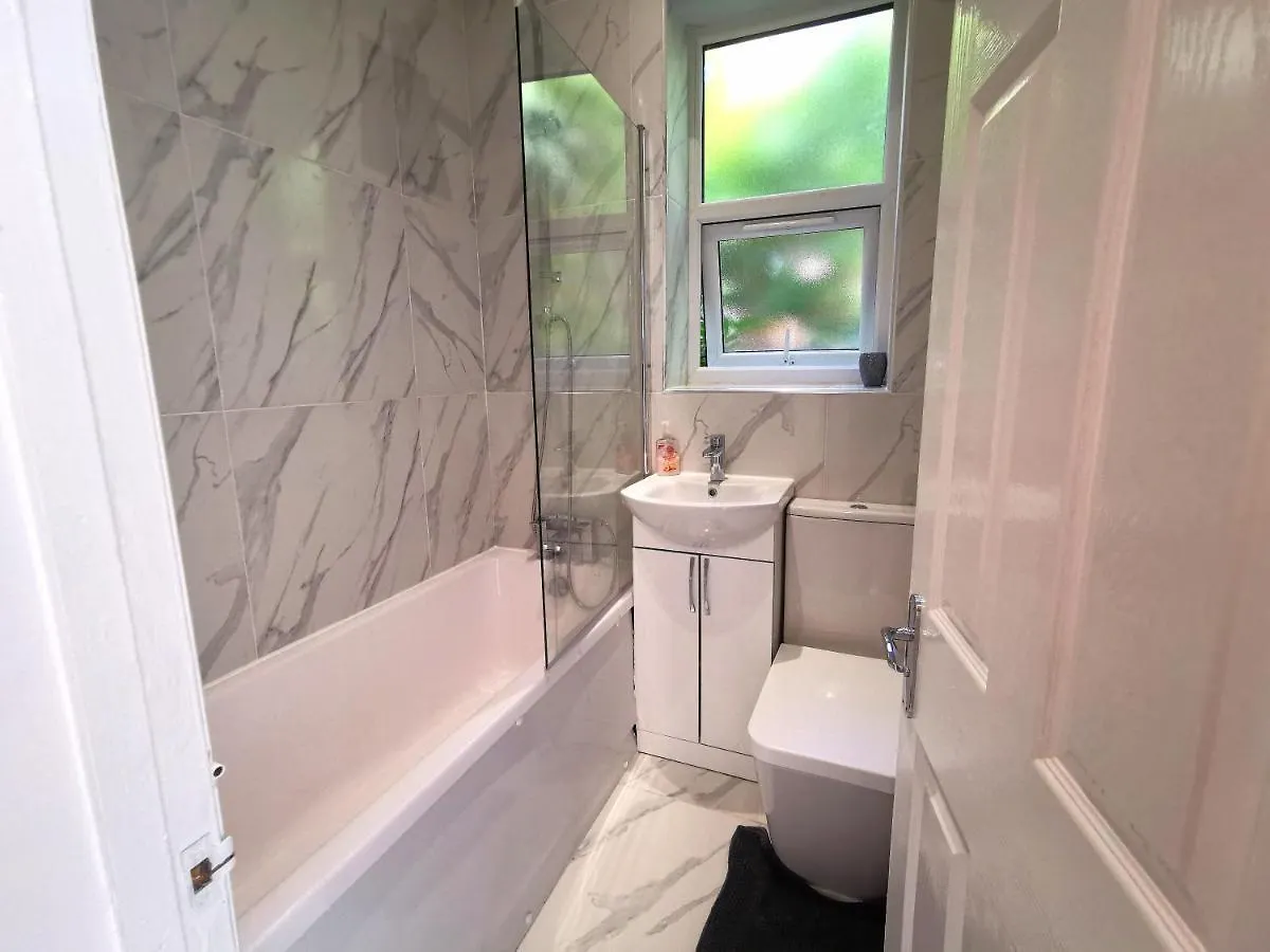 Apartment Flat-B, 4 Adults, 20 Mins To Beach, Netflix, Wifi, Sleeps 4 Adults Bournemouth