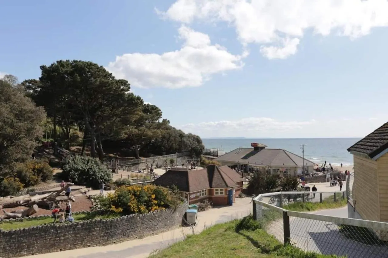Apartment Flat-B, 4 Adults, 20 Mins To Beach, Netflix, Wifi, Sleeps 4 Adults Bournemouth United Kingdom