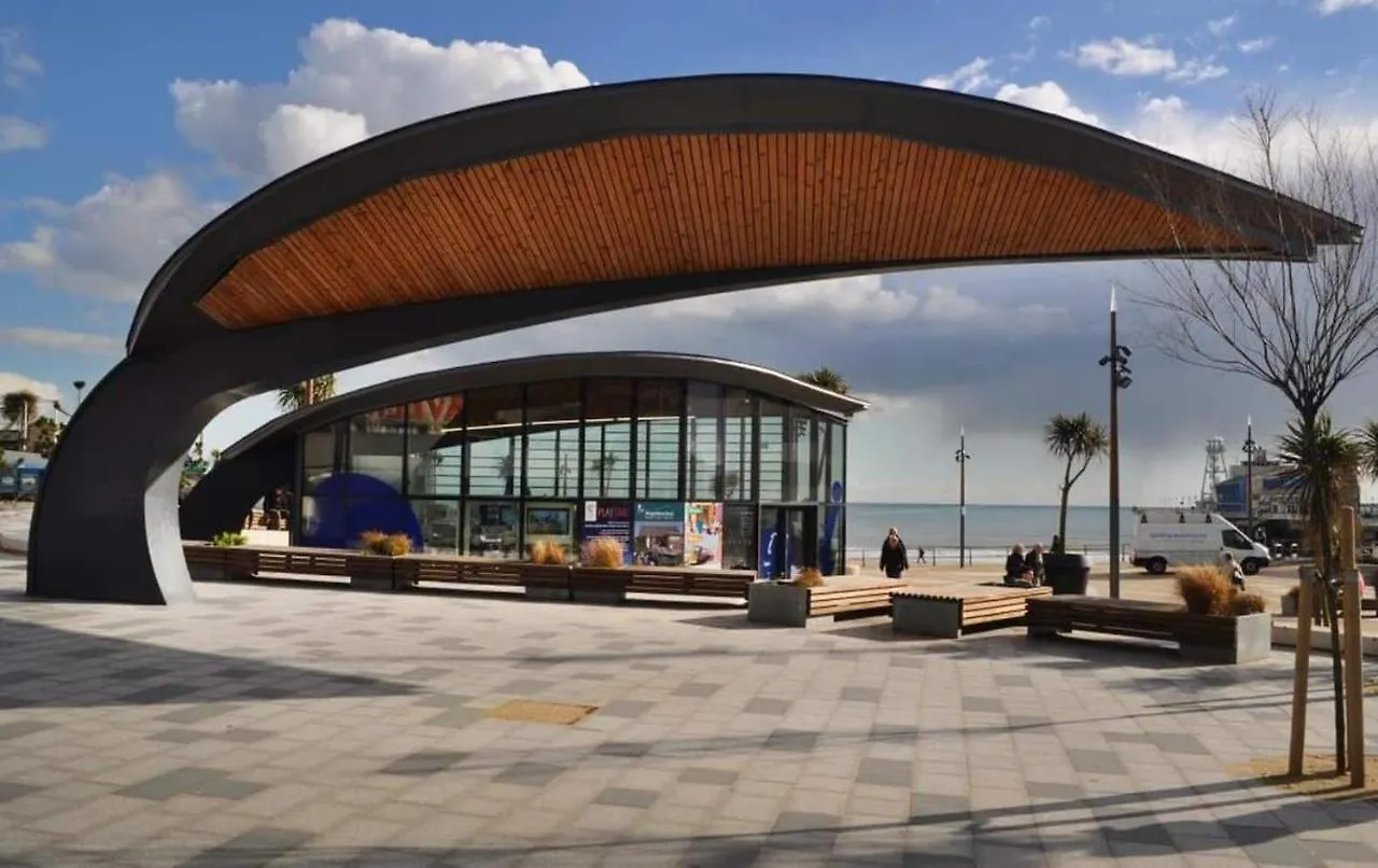 Flat-B, 4 Adults, 20 Mins To Beach, Netflix, Wifi, Sleeps 4 Adults Bournemouth Apartment