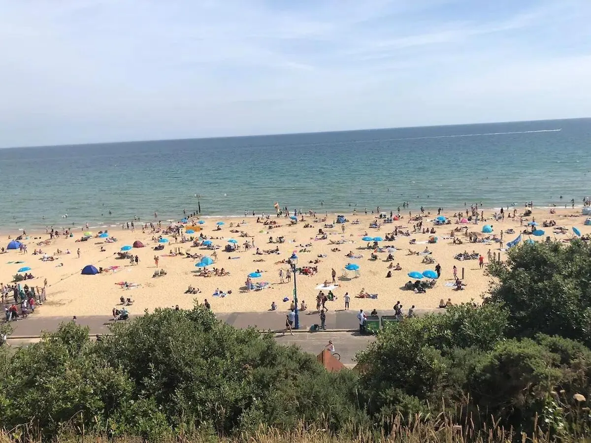 Flat-B, 4 Adults, 20 Mins To Beach, Netflix, Wifi, Sleeps 4 Adults Bournemouth 0*,  United Kingdom